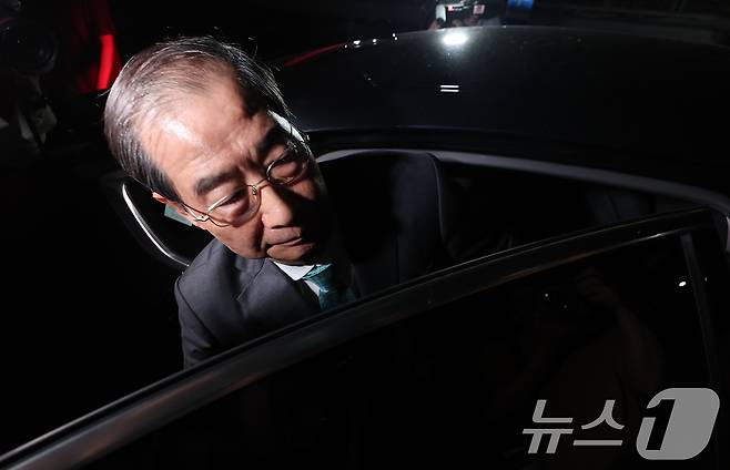 한덕수 전 국무총리가 2일 서울 서초구 서울고등검찰청에 마련된 내란특검 사무실에서 조사를 받은 후 귀가하고 있다. 2025.7.2/뉴스1 ⓒ News1 김성진 기자