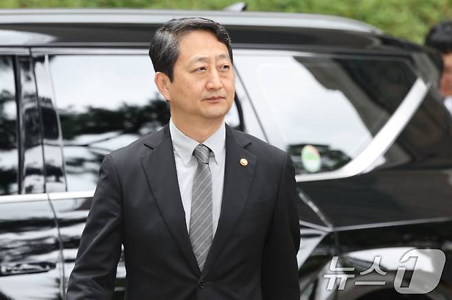 안덕근 산업통상자원부 장관이 2일 내란특검 조사를 받기 위해 서울 서초구 서울고검 청사로 출석하고 있다. 2025.7.2/뉴스1 ⓒ News1 이동해 기자