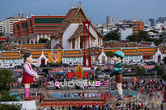 지난 30일(현지시간) 태국 방콩 시청 광장에서 열린 '오징어 게임 3' 홍보 행사에서 시민들이 줄넘기 게임을 하고 있다. ⓒ 로이터=뉴스1