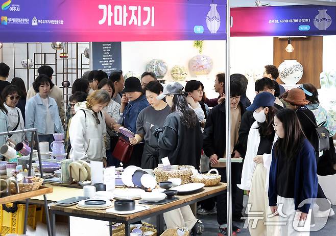 9일 경기도 여주시 신륵사 관광지 일원에서 열린 제37회 여주도자기축제 도자기 홍보 판매관을 찾은 많은 방문객들이 여주 도자기를 살펴보고 있다. (여주시 제공. 재판매 및 DB 금지) 2025.5.9/뉴스1 ⓒ News1 이연주 기자