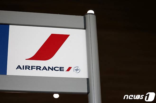 프랑스 파리 샤를 드골 공항 제2터미널 내부에 항공사 '에어프랑스' 로고.(사진은 기사 내용과 무관함) ⓒ 로이터=뉴스1 ⓒ News1 김민수 기자