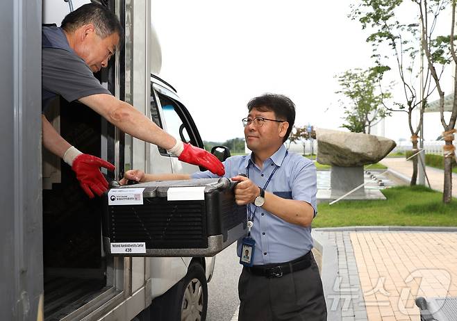 3일 농촌진흥청 농업유전자원센터가 보유 중인 농업유전자원 7,000자원이 경북 봉화에 있는 백두대간 글로벌 시드볼트 기탁을 위해 블랙박스에 담겨 옮겨지고 있다. (농촌진흥청 제공, 재판매 및 DB 금지) 2025.7.3/뉴스1