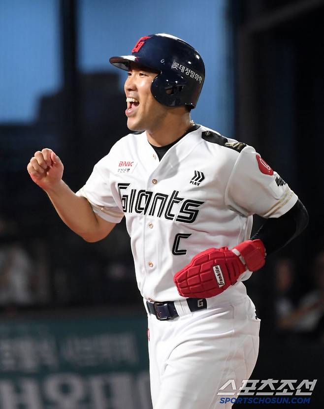 2일 부산 사직구장에서 열린 롯데 자이언츠와 LG 트윈스의 경기. 6회말 2사 2,3루 롯데 전준우가 LG 이지강 보크 때 득점하고 있다. 부산=박재만 기자 pjm@sportschosun.com/2025.07.02/