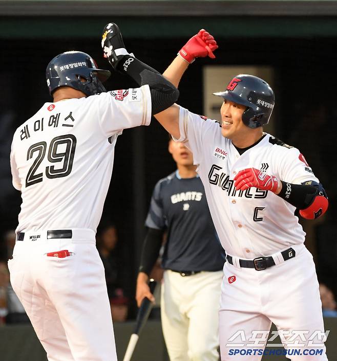 2일 부산 사직구장에서 열린 롯데 자이언츠와 LG 트윈스의 경기. 4회말 1사 1루 롯데 전준우가 투런포를 날린 뒤 환호하고 있다. 부산=박재만 기자 pjm@sportschosun.com/2025.07.02/