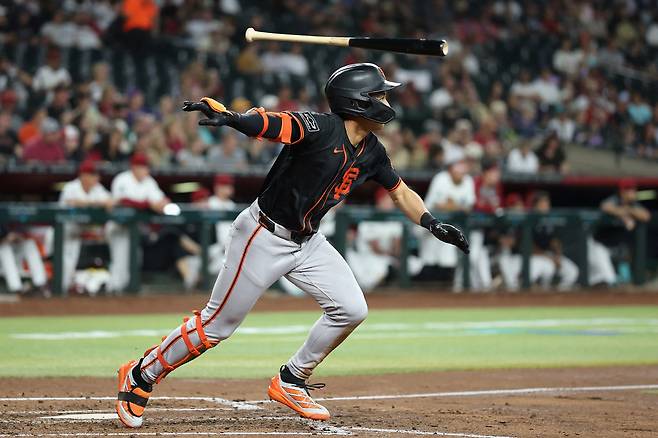 이정후가 4회초 우중간 2루타를 날리고 있다. AFP연합뉴스