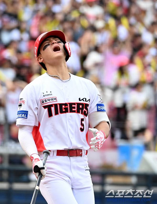 17일 광주KIA챔피언스필드에서 열린 두산과 KIA의 더블헤더 1차전 경기, 3회말 무사 1루 KIA 김도영이 유격수 직선타로 물러나며 아쉬워하고 있다. 광주=허상욱 기자wook@sportschosun.com/2025.05.17/