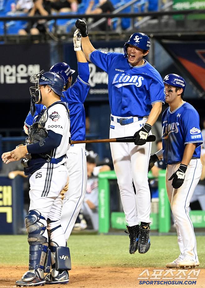 3일 잠실야구장에서 열린 삼성과 두산의 경기, 9회초 무사 만루 이재현이 역전 만루홈런을 치고 기쁨을 나누고 있다. 잠실=허상욱 기자wook@sportschosun.com/2025.07.03/