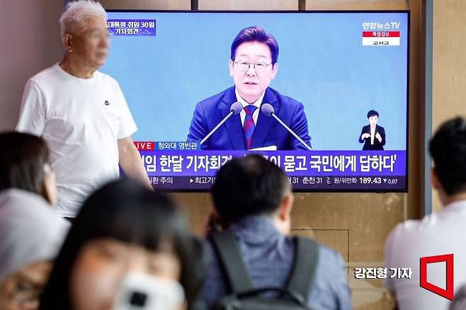 3일 서울 중구 서울역 대합실에서 시민들이 이재명 대통령 취임 30일 기자회견을 보고 있다. 2025.7.3. 강진형 기자