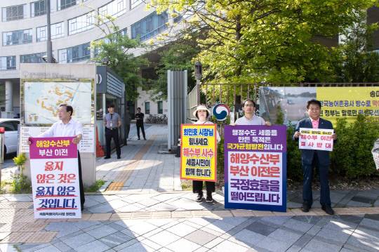 최민호 세종시장(왼쪽)은 3일 정부세종청사 해양수산부 정문 앞에서 이틀째 1인 시위를 이어갔다. 세종시 제공