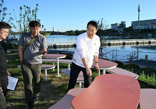 오세훈 서울시장이 2일(현지시간) 오스트리아 빈 다뉴브강의 수변공간 ‘피어 22’를 방문해 유니버설디자인 및 공공 공간을 살피고 있다.ⓒ서울시 제공