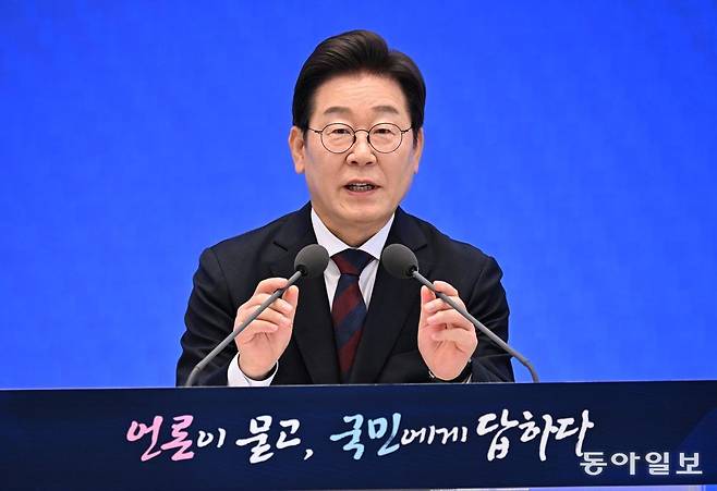 이재명 대통령이 3일 서울 종로구 청와대 영빈관에서 열린 취임 첫 공식 기자회견 ‘대통령의 30일, 언론이 묻고 국민에게 답하다’에 참석해 발언하고 있다. 송은석 기자 silverstone@donga.com