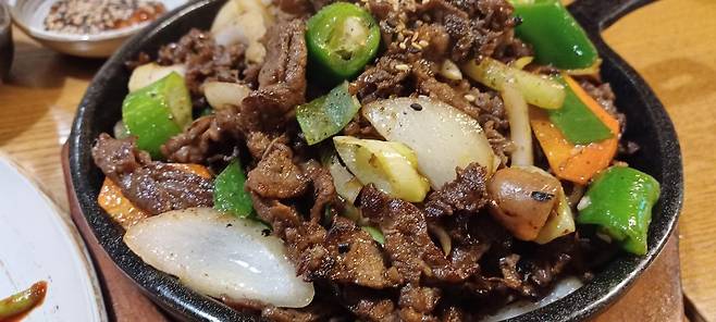 서울 마포구 도화동의 토속음식점 ‘마포나루’ 불고기쌈밥. 간이 골고루 잘 배어 있다.
김도언 소설가 제공