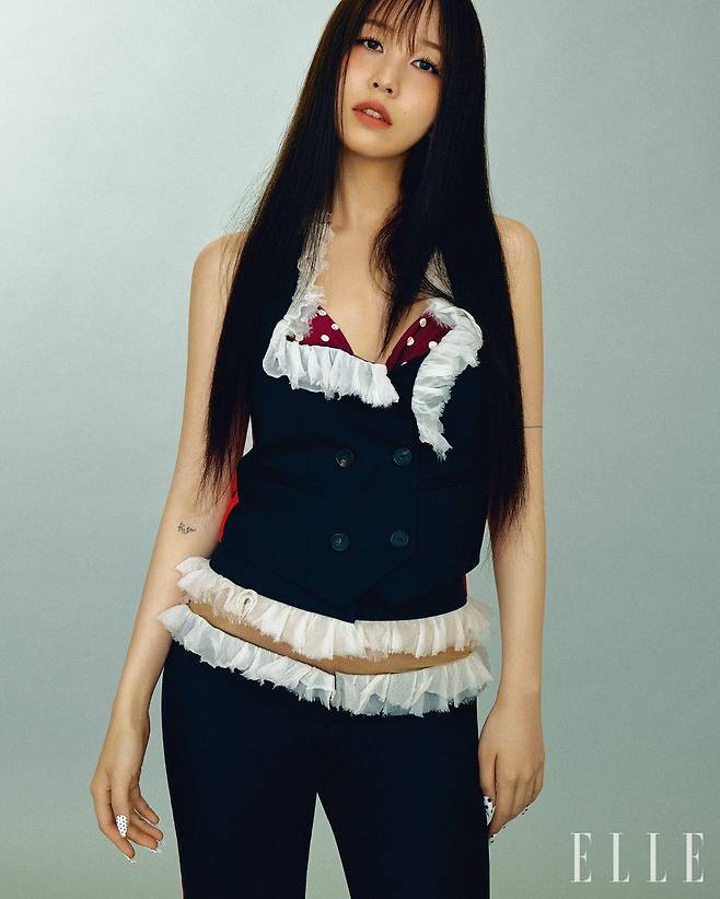 권진아가 입은 레이스 트리밍 베스트와 팬츠는 모두 McQueen. 버건디 컬러 도트 비키니 톱은 & Other Stories.