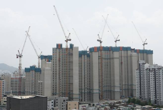 서울 시내 한 아파트 공사 현장에 타워크레인이 설치돼있다. 사진=뉴시스