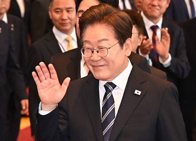 이재명 대통령이 지난달 26일 서울 여의도 국회에서 열린 추가경정예산안 시정연설을 마친 뒤 국회를 나서며 국회 직원들과 인사를 하고 있다. 대통령실사진기자단