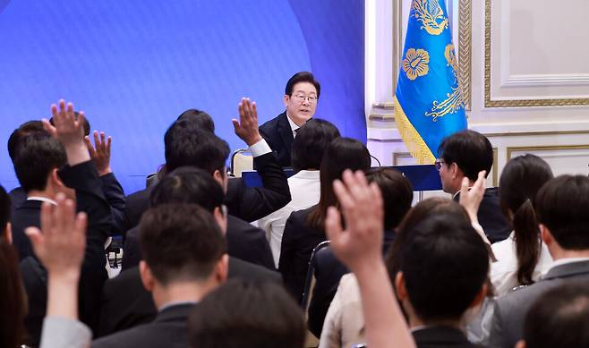 이재명 대통령이 3일 청와대 영빈관에서 열린 \'\'대통령의 30일, 언론이 묻고 국민에게 답하다\'\' 기자회견에서 취재진 질문을 받고 있다. 대통령실통신사진기자단