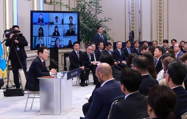 이재명 대통령이 3일 청와대 영빈관에서 열린 ‘대통령의 30일, 언론이 묻고 국민에게 답하다’ 기자회견에서 취재진의 질문에 답하고 있다. 대통령실사진기자단