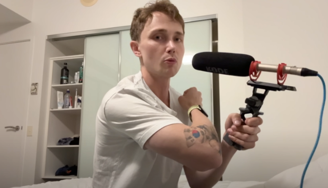 한국에 8년째 거주하고 있는 스웨덴 국적 유튜버가 영상에서 팔에 새긴 태극기와 무궁화 문신 때문에 일본 입국 과정에서 겪은 고초를 설명하고 있다. 유튜브 채널 '스웨국인 Swegukin' 캡처