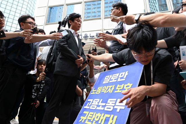 김영훈 고용노동부 장관 후보자가 지난달 24일 서울 중구 서울지방고용노동청 앞에서 농성 중인 주얼리 세공 노동자들을 찾아 면담하고 있다. 강예진 기자