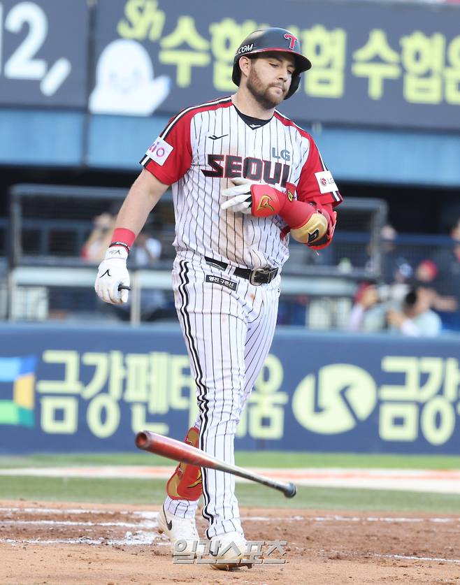 29일 오후 잠실야구장에서 열린 2025 프로야구 KIA와 LG 경기. LG 오스틴이 7회 좌익수 플라이로 아웃된뒤 아쉬워하고 있다. 잠실=정시종 기자 capa@edaily.co.kr /2025.06.29.