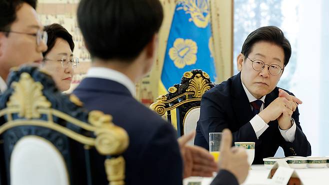 사회민주당 한창민 당대표 겸 원내대표의 발언 듣는 이재명 대통령