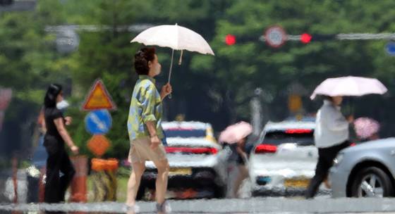 부산지역에 폭염특보가 이어진 2일 해운대구의 한 도로에서 아지랑이가 피어오르고 있다. 뉴시스