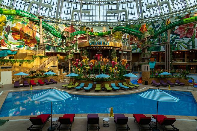 스파이어 리조트의 워터파크 '스플래시 베이'. 유리 돔으로 돼 있어 사계절 물놀이를 즐길 수 있다. 천장 둘레를 따라 설치한 슬라이드가 '아쿠아 레이서'다. 백종현 기자