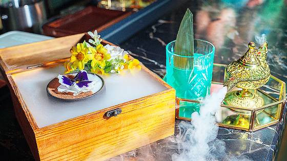 램프에 드라이 아이스를 담아 제공하는 칵테일 '램프의 요정'이 오로라바의 대표 메뉴다. 백종현 기자