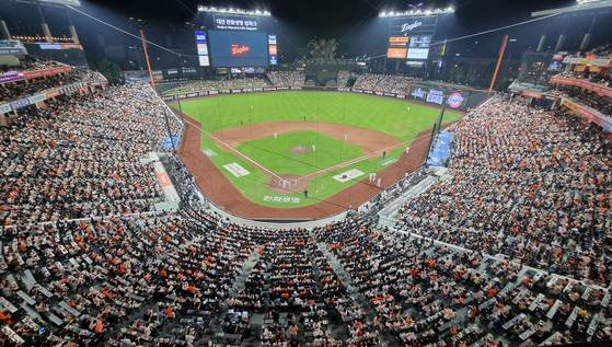 프로야구 역대 최소 경기 700만명 관중 돌파를 앞둔 지난 2일 오후 대전한화생명 볼파크에서 ' 한화 이글스와 NC 다이노스 경기가 열렸다. 이날 경기장은 만원을 기록했다. 뉴스1