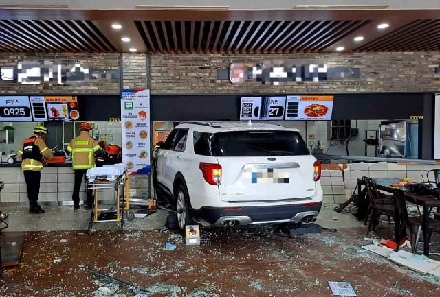 ▲ 2일 오전 11시 32분쯤 강릉 성산면 영동고속도로 강릉방향 대관령 휴게소 식당가로 돌진한 SUV 차량 모습. 강원도소방본부 제공