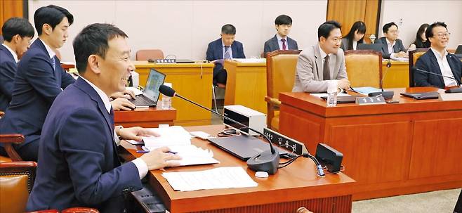 < 모처럼 웃는 여야 > 더불어민주당 소속 김용민 국회 법제사법위원회 법안심사제1소위원장이 2일 국회 소위원회에서 상법 개정안을 처리한 뒤 밝은 표정으로 대화하고 있다. /연합뉴스