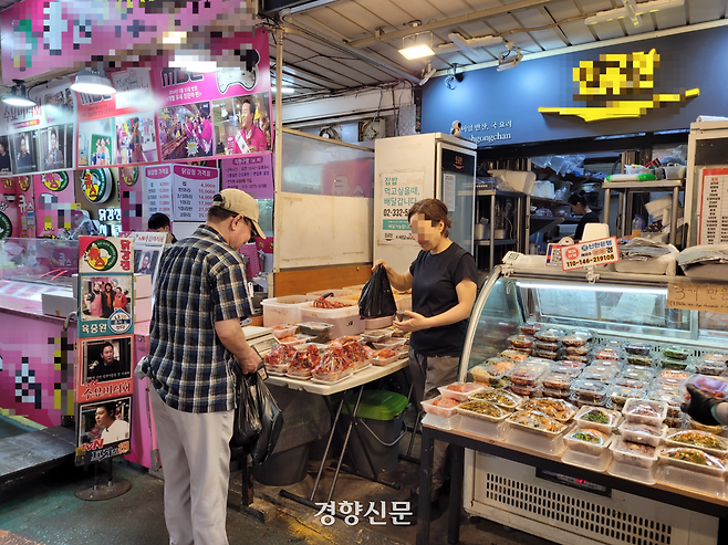 ‘세계 비닐봉지 없는 날’인 3일 서울 마포구 망원시장의 한 반찬가게 상인이 비닐봉지에 담은 반찬을 손님에게 건네고 있다. 백민정 기자