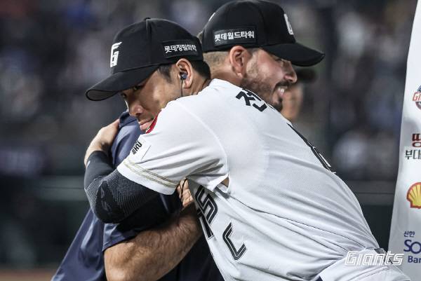 지난 2일 LG전이 끝난 뒤 롯데 선발 알렉 감보아와 주장 전준우가 포옹하고 있다. 롯데 자이언츠 제공