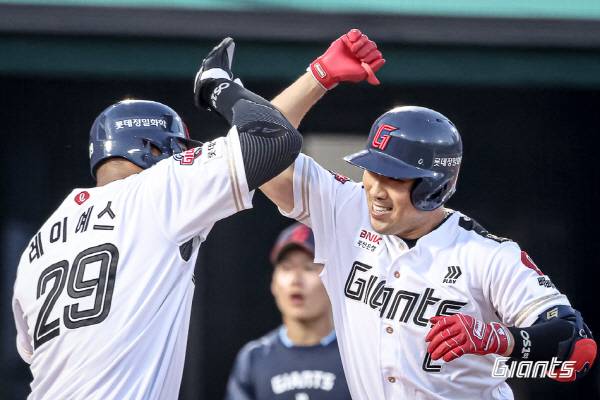 지난 2일 LG전에서 롯데 전준우가 4회 투런 홈런을 쏘아올린 뒤 레이예스와 세리머니를 하고 있다. 롯데 자이언츠 제공
