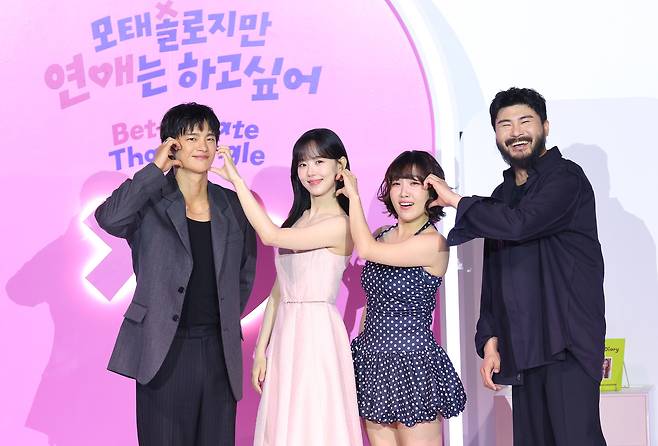 (From left) Seo In-guk, Kang Han-na, Lee Eun-ji and Cha Jung-won pose for a photo during a press conference held in Yongsan-gu, Seoul, Thursday.