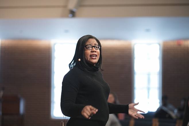 ‘아임 스틸 히어’의 저자인 미국 작가 오스틴 채닝 브라운이 강연하는 모습. 바람이불어오는곳 제공