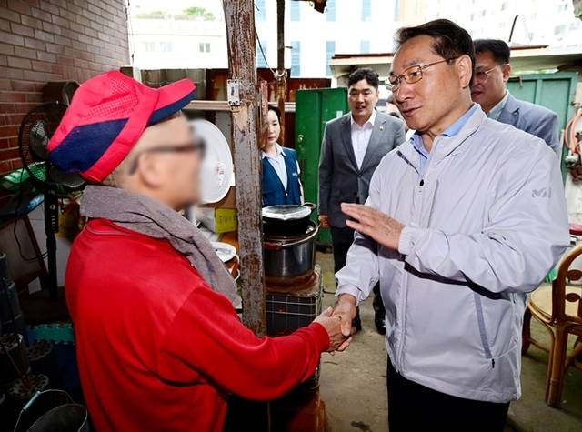 유정복 인천시장이 2일 계양구 쪽방촌을 찾아 거주 어르신들을 격려하고 주민들의 불편사항을 듣고 있다. 인천시 제공