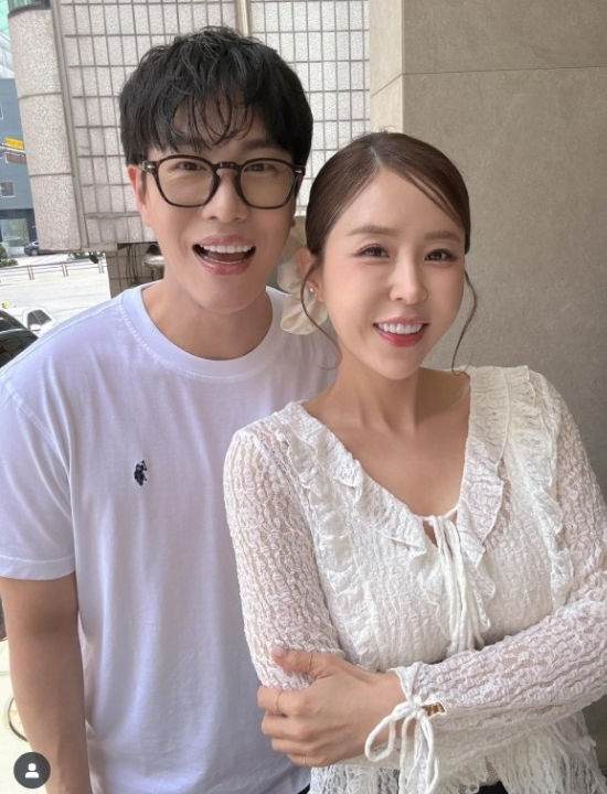 가수 신지(오른쪽)와 예비남편 문원씨.(사진=SNS갈무리)