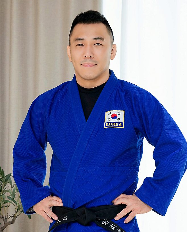 안철웅 관장은 보성중, 보성고, 한양대 유도부와 국군체육부대(상무)와 수원시청 등 유도 명문에서 선수 생활을 하며 여러 차례 국가대표로 뽑혔다. 2007년 실업 유도 최강전 73㎏ 우승자이기도 하다.