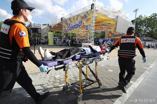 (대구=뉴스1) 공정식 기자 = 대구에 폭염경보가 닷새째 이어진 2일 오후 달서구 두류공원에서 '2025 대구치맥페스티벌' 개막식을 준비하던 한 20대 여성 스태프가 탈수증상과 어지러움 등을 호소하다 행사장에 대기하던 119구급대의 들것에 실려 가고 있다. 2025.7.2/뉴스1 Copyright (C) 뉴스1. All rights reserved. 무단 전재 및 재배포, AI학습 이용 금지. /사진=(대구=뉴스1) 공정식 기자