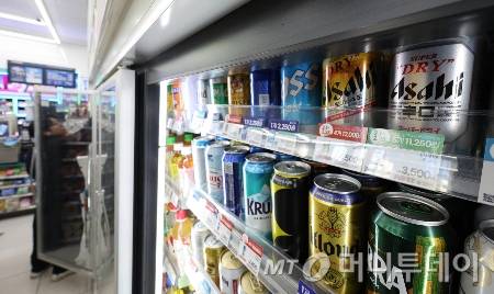 서울의 한 편의점에 진열된 맥주들. /사진=(서울=뉴스1) 신웅수 기자