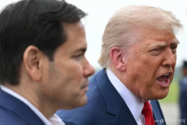 미국 뉴저지주 모리스타운의 모리스타운 시립공항에서 지난달 8일 도널드 트럼프 미국 대통령이 마르코 루비오 국무장관(왼쪽)과 함께 캠프 데이비드로 가는 길에 기자들의 질문에 답하고 있다. / AFP=뉴스1