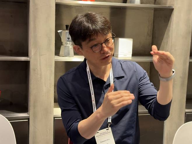 김대권 보로노이 대표가 3일 서울 강남구 코엑스에서 열린 '아시아종양학회 2025'(AOS) 현장에서 진행된 인터뷰에서 자사의 파이프라인에 대해 설명하고 있다./사진=김선아 기자