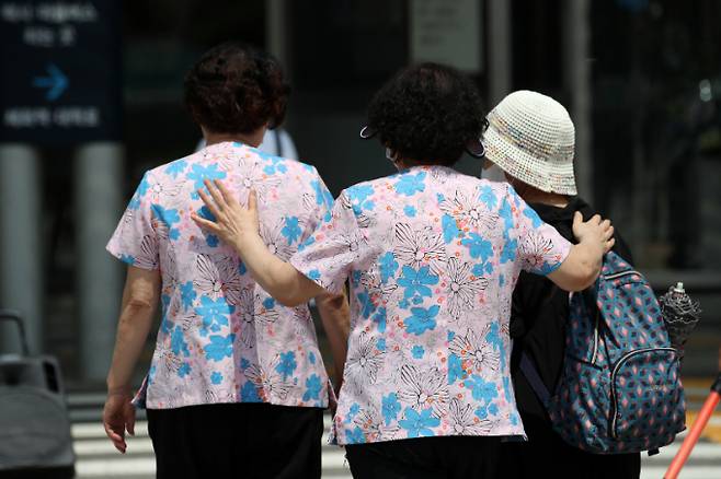 최근 간병인보험과 관련한 모럴헤저드가 심각해지면서 간병인보험금 지급규모가 크게 늘어난 것으로 나타났다. 사진은 지난해 8월 7일 오후 서울 종로구 서울대병원에서 이동하는 간병사들 모습. 사진은 기사 내용과 직접적인 관련이 없음./사진=뉴스1 이승배 기자