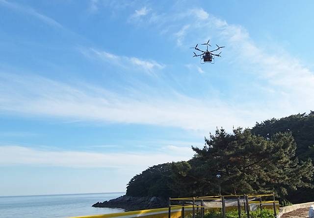 인천시 덕적도에서 드론이 물품을 배송하는 모습. 국토교통부