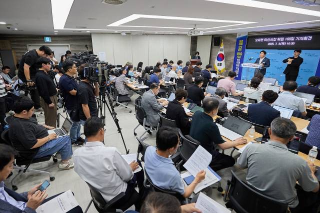 ▲오세현 시장이 취임 100일을 맞아 기자회견을 열고, 그간 성과와 비전에 대해 밝히고 있다 ⓒ아산시