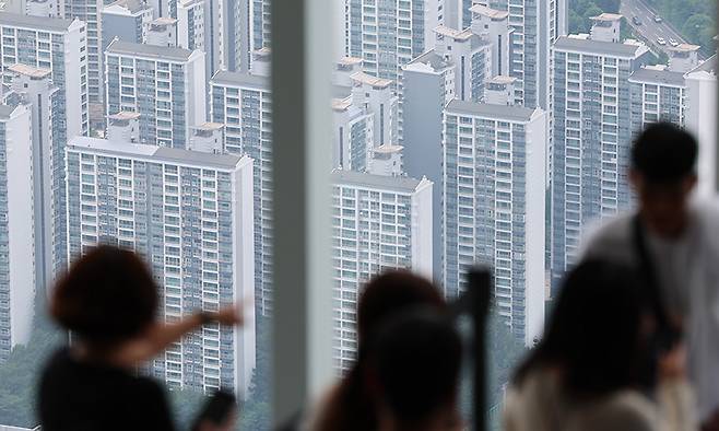 서울 송파구 롯데월드타워 스카이전망대에서 바라본 아파트단지. 뉴스1