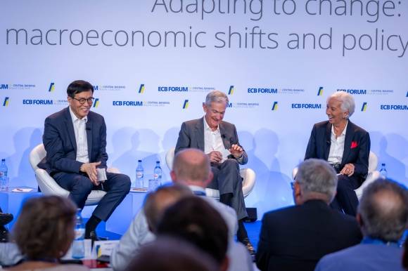 이창용·파월·라가르드 대담 - 1일(현지시간) 포르투갈 신트라에서 열린 유럽중앙은행(ECB) 주최 연례 통화정책포럼에 참석한 이창용(왼쪽) 한국은행 총재, 제롬 파월(가운데) 미국 연방준비제도이사회 의장, 크리스틴 라가르드 ECB 총재가 대담을 나누고 있다. 유럽중앙은행 제공