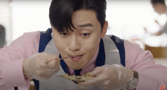 배우 박서준이 간장게장을 먹고 있는 모습. tvN 드라마 ‘김비서가 왜 그럴까?’ 캡처.