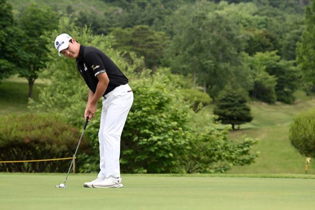 경기 남양주 비전힐스 연습 그린에서 퍼팅을 하고 있는 김민수.